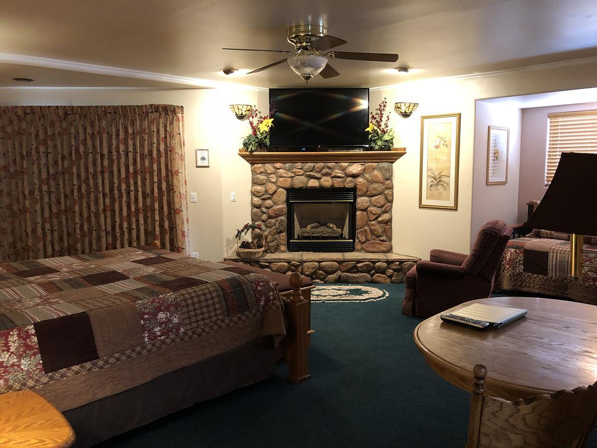 Giant Oaks Lodge Running Springs 외부 사진